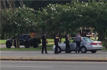 三名警察在美国南部城市巴吞鲁日被射杀.jpg