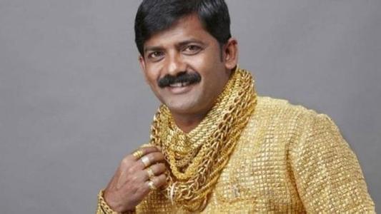 印度一富豪竟被12人活活打死 曾穿7斤重黄金T恤炫富