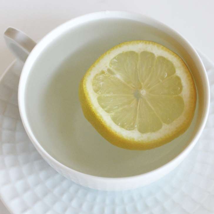 每天早晨喝热柠檬水的6大原因.jpg