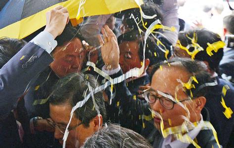 People protested the deployment of the THAAD system. South Korean Prime Minister was thrown eggs! .jpg