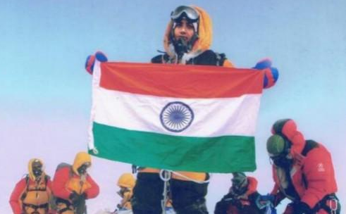 印度夫妇靠PS登顶珠峰 被罚10年禁登世界屋脊