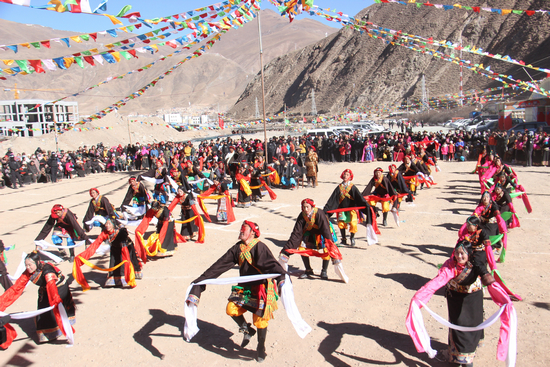 Chinese and English bilingual Chinese folk customs Issue 84: Tibetan calendar year.jpg