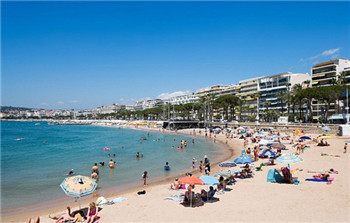 For fear of terrorist attacks, Cannes, France, prohibits carrying all kinds of bags.jpg