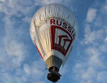 A Russian explorer traveled around the world in a single hot air balloon in 11 days, setting a record.jpg