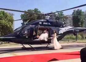 上海土豪结婚用直升机娶亲 降落公路引拥堵