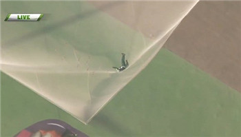 A life-threatening adventure He jumped from a height of 7620 meters without a parachute .jpg