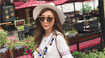 Demystifying the Chinese Internet celebrity with amazing gold attracting ability .jpg