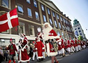 全世界的圣诞老人齐聚哥本哈根参加大会
