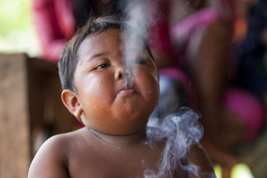 印尼2岁男孩一天抽40根烟震惊世界