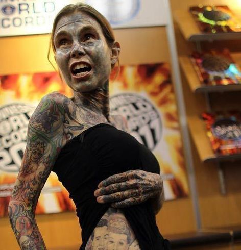 全球纹身世界第一的女人 全身95%是纹身!