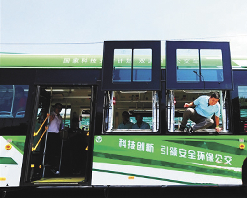 The country’s first bus equipped with a new type of safety escape system was unveiled in Guangzhou.jpg