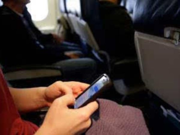 坐飞机用手机最高或罚5万.jpg