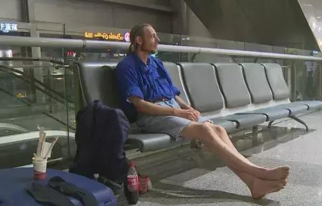 荷兰小伙飞来中国见网友 被放鸽子机场苦等10天!