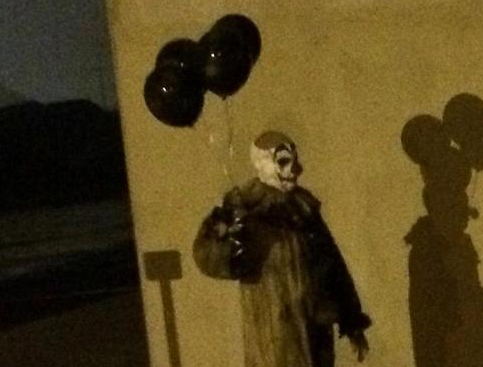 美国街头午夜惊现神秘小丑 挥舞黑气球十分恐怖
