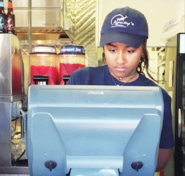 The daughter of US President Barack Obama actually works in a seafood shop.jpg