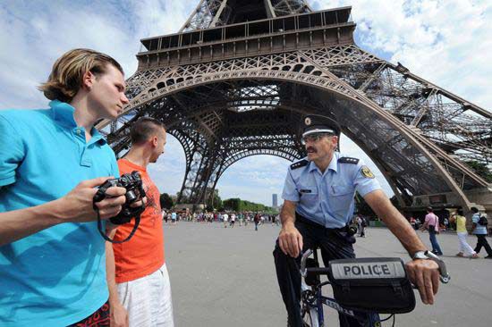 Affected by the terrorist attacks The number of tourists to France has dropped sharply.jpg