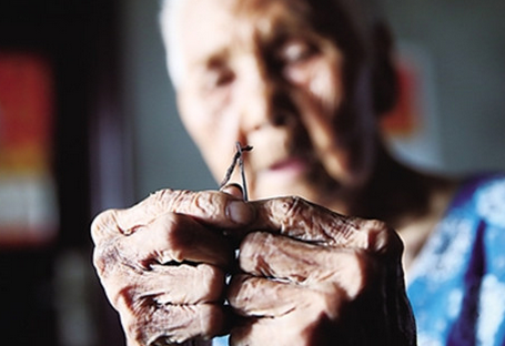 A 109-year-old woman in Chongqing is physically better and can still work in the fields.jpg