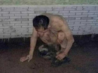 The Internet revealed that a teacher in Hebei was kneeling naked on the street and arrested for allegedly sexually assaulting a student.jpg