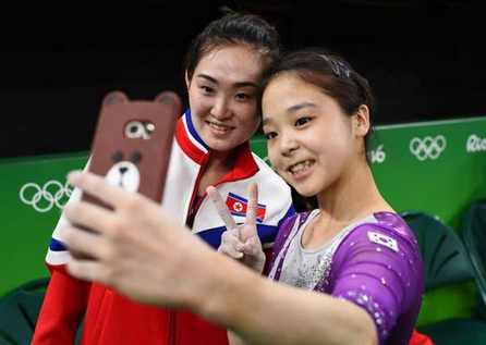 这才是奥运 朝韩体操运动员微笑自拍合影