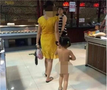Child Abuse A Chinese woman took her naked daughter to shop and caused anger.jpg