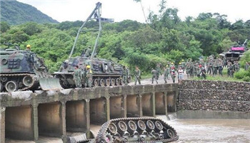 Taiwan tanks fell into the river. 3 soldiers died .jpg