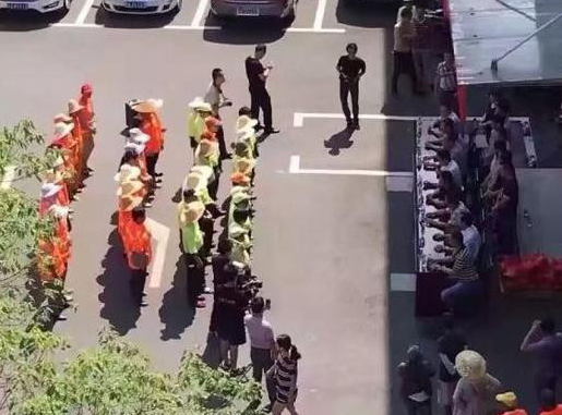 The leader sat in the shade to condolences the sanitation workers under the scorching sun, citing netizens’ hot discussion.jpg