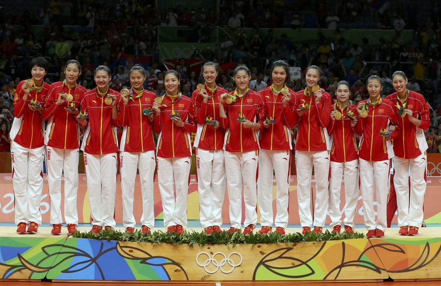 时隔12年 中国女排再次登上奥运最高领奖台!