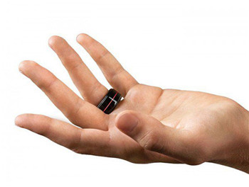 The smart couple ring makes you feel the heartbeat of the other half at all times.jpg