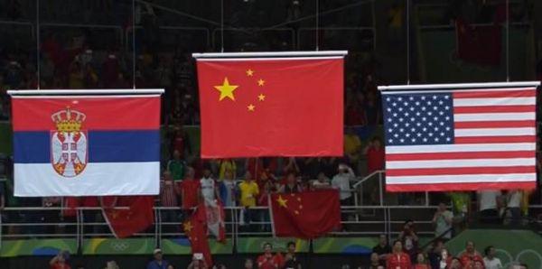 中国女排队赢得奥运金牌，领奖时大会又使用了错误的五星红旗.jpg