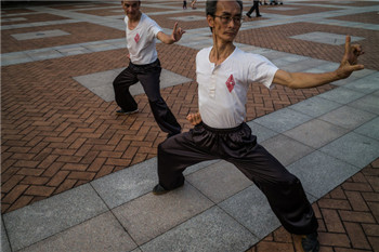Bruce Lee retires and Hong Kong Kungfu culture declines.jpg