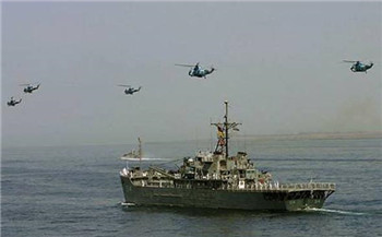US-Iranian ships met in the Persian Gulf The US ship fired a warning .jpg