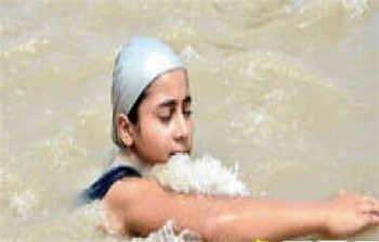 70 hours 550 kilometers Indian 11-year-old girl swims the Ganges.jpg