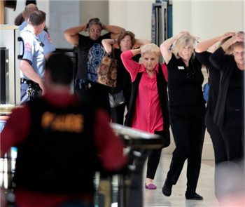 U.S. airport noise was used as gunshots. Terrorism caused panic among the people.jpg