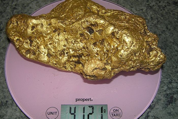 澳大利亚一男子挖出巨大天然金块