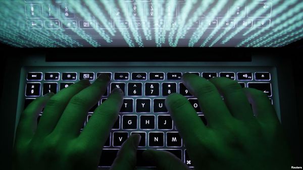 引爆希拉里邮件门的黑客被判刑52个月