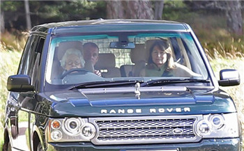 90岁英国女王亲驾路虎载儿媳 这是真的老司机.jpg