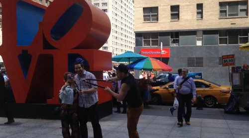 纽约一男子在街头狂剪自拍杆引网友热议