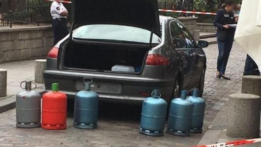 The suspicious owner of a gas tanker near Notre Dame de Paris has been detained.jpg