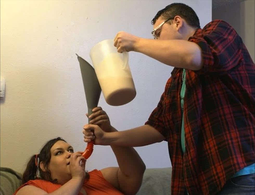 The man used a funnel to feed his girlfriend and support his girlfriend to become the fattest in the world.jpg