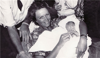 Babies born on a Barak Air plane can enjoy free air tickets for life.jpg