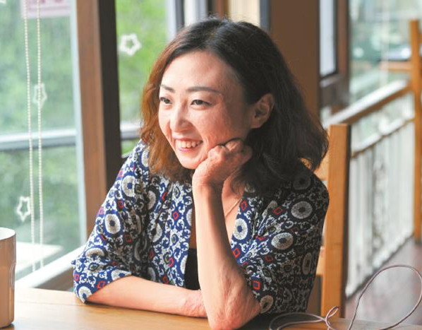 Xie Qiujun, a post-90s girl without hands in Chengdu, has opened hundreds of fast food branches in 22 years..jpg