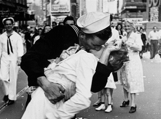 二战经典照片胜利之吻女主角日前去世