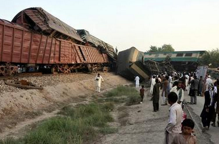Two trains collided in Pakistan causing 6 deaths and 150 injuries.jpg