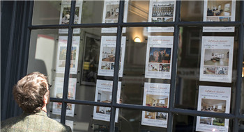 Employees of newly-built high-rise apartments on the commuter railway line are forced to leave by high prices.jpg