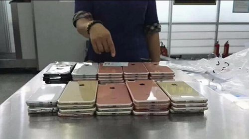 Shenzhen Customs seized more than 400 smuggled iPhone7 mobile phones.jpg
