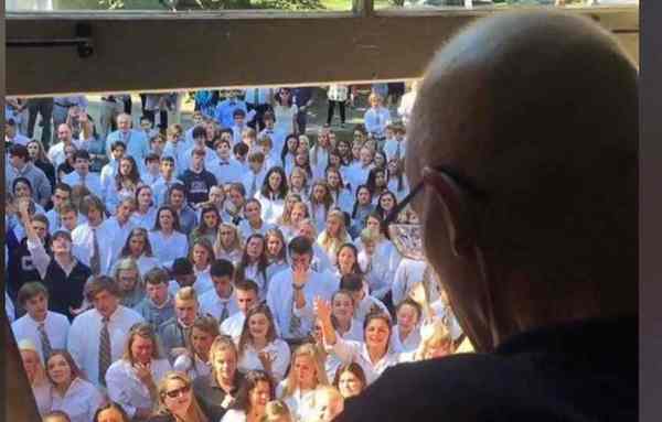 400学生为患癌老师打气 齐声歌唱感动千万网友