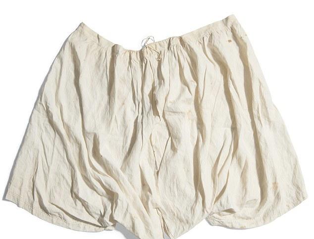 A pair of Queen Victoria underwear was sold at a record price! .jpg