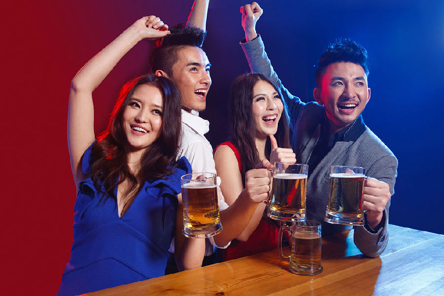 The latest research found that drinking beer makes people more sociable.jpg