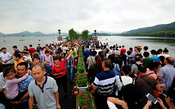The popularity of domestic travel during the Golden Week is unabated. Chinese tourists go out to see the crowds.jpg
