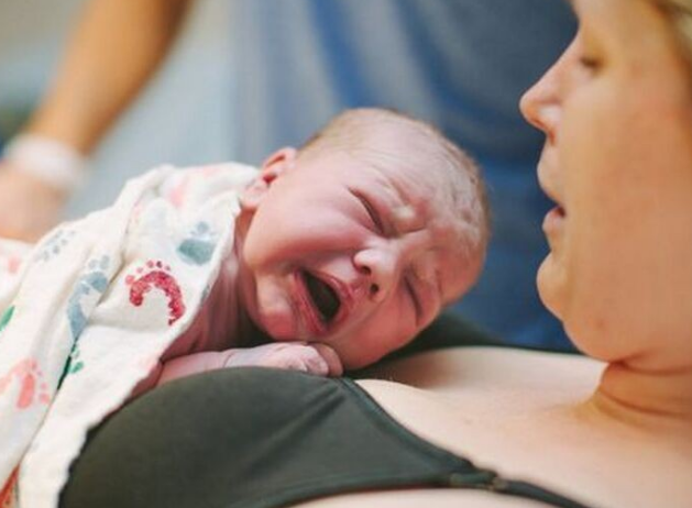 世界上首个三亲婴儿健康诞生!